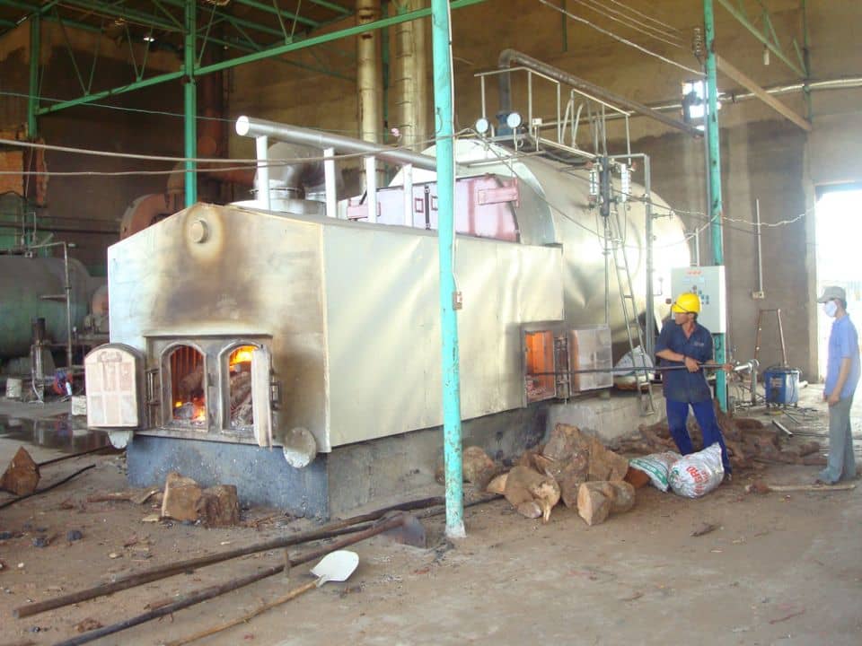 Nguyên lý làm việc của lò hơi là dùng nhiệt lượng sinh ra của nhiên liệu, biến thành nhiệt năng của hơi nước